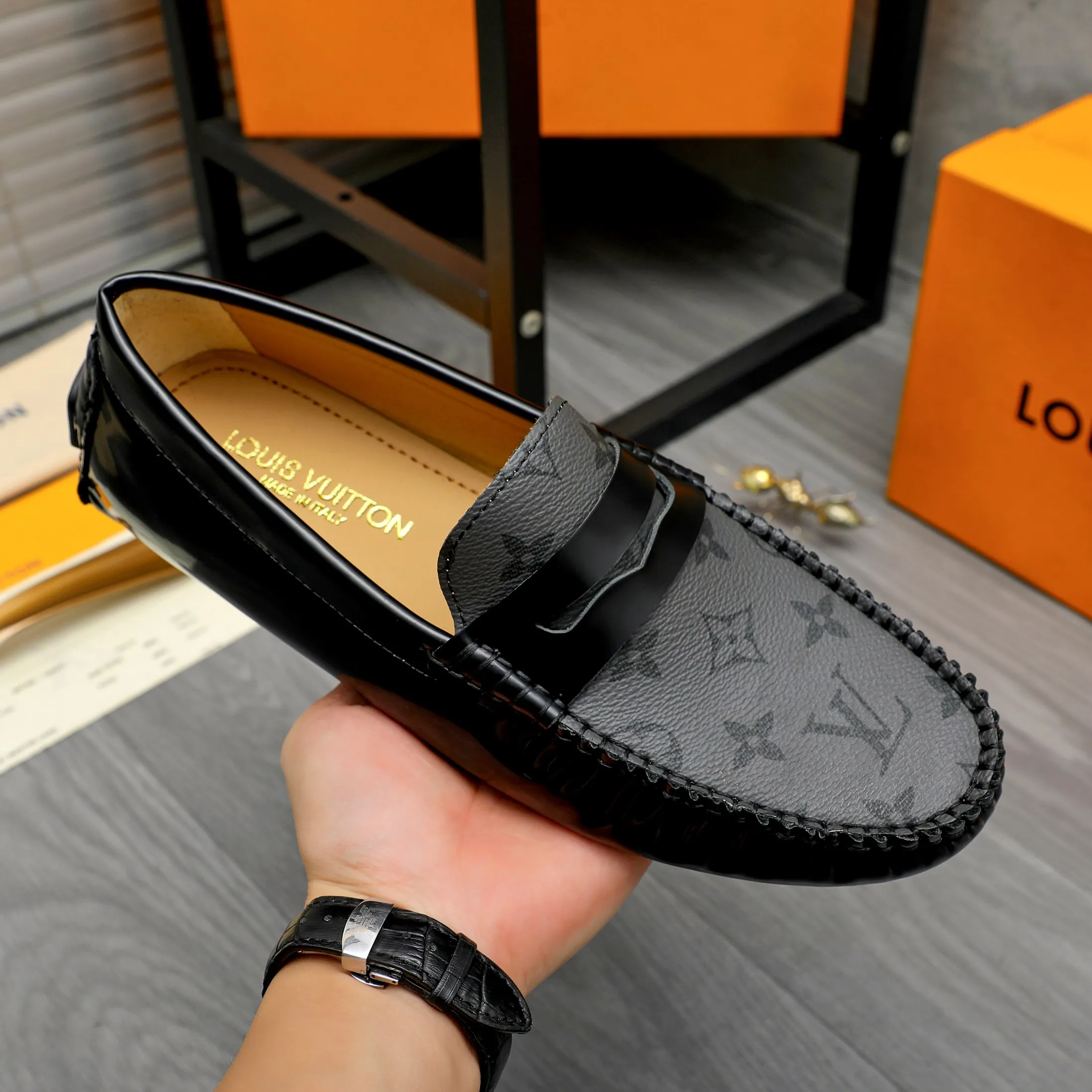 Men's shoes 💰p420 Product trademark: LV "Louis Vuitton" casual slip-on men's shoes Regular size: 38-44 Product materials: Selected classic print splicing patent leather upper, sheepskin lining, original rubber outsole